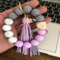 Llavero de pulsera con cuentas de silicona borla de cuero y cuentas de mármol - Morado