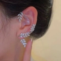 Détail du contour d'oreille feuille argentée avec cristaux sur l'oreille - 12# Feuille d'argent - Oreille gauche