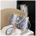 Détail du sac de soirée vintage à motif serpent avec anse perle et fermoir doré - Gris