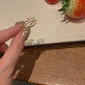 Zweilagiger goldener Ring mit Zirkonia-Steinen und Perlen im Schmetterlingsschleifen-Design - Gold Doppelschichtiger Buchstabe J Stil (J609)