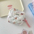 Dettaglio di una borsa trapuntata per assorbenti con simpatiche stampe di cuccioli - Cane Stella