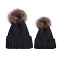 Detalle del conjunto de gorros de punto negro para padres e hijos con pompones de piel - Set padre e hijo / Negro