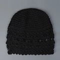 Detailansicht der schwarzen handgehäkelten Mütze mit einem feinen Durchbruchmuster. - M (56-58cm) / Schwarz