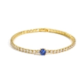 Dettaglio del bracciale tennis dorato con una pietra centrale blu a taglio tondo - Base Oro Zirconia Blu