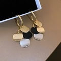 Goldene C-förmige Creolen mit hängenden Gold-, Silber- und schwarzen Metallplättchen - Echt Vergoldeter Mehrteiliger Patchwork-Stil