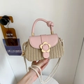 Sac élégant en paille avec rabat en cuir rose et fermoir fleur dorée en blanc crème - Rose