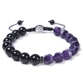Dettaglio macro delle perle di ametista e ciondolo Albero della Vita su bracciale intrecciato - Bracciale Sfaccettato in Ametista