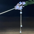 Eleganter goldener Haarnadel mit lila Schmetterling, blauen Blumen und Perlenquasten - Helllila Schmetterling Blaue Blume Quaste Stil (0367)