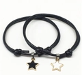 Détail des bracelets réglables en cordon ciré noir avec breloques en forme d'étoile - Ensemble Paire d'Étoiles / Pendentifs Noir et Blanc + Cordon Noir