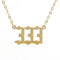 Makroansicht der goldenen Zahlenkette 333 mit mattierter Textur und klassischer O-Kette - Nummer 333