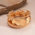 Dreiteiliges goldenes geometrisches Armband-Set mit Spiralknoten und Hammerschlag-Optik - 4-teiliges Set / Gold