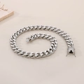 Detailopname van zilveren Cubaanse schakelarmband met gezette CNC-diamanten baksluiting - 18cm / 13mm Staalkleur