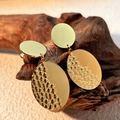 Orecchini tondi dorati geometrici con trama martellata appesi a un ramo decorativo - Stile Circolare Semi-Martellato (RS-YS410-2) / Oro