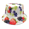 Gros plan de motifs imprimés fraises et myrtilles sur un chapeau d'été blanc en coton - M (56-58cm) / Blanc