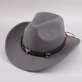 Λεπτομέρεια γκρι τσόχινο καπέλο cowboy με δερμάτινο λουράκι και ασημένιο ταύρο - Στυλ με Μικρό Κεφάλι Ταύρου / Γκρι