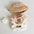 Beigefarbener Fischerhut und kariertes Bärenhemd-Set für 17cm Plüschpuppen Zubehör - Fischerhut + Bären-Karoshemd + Weißes Weste 4-teiliges Set (mit Blume) / Passend für 17cm Puppe