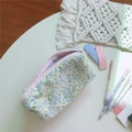 Detalle del estuche de lona floral con cremallera rosa en un escritorio estético - Base Verde Claro con Flores de Burbujas Púrpuras
