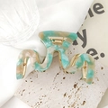 Large marble-patterned acetate hair claw clip with green and beige wavy design - Mixed Green