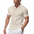 Detalle del tejido tipo gofre beige en un polo de hombre con cuello clásico - Caqui