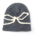 Detailansicht graue flauschige Strickmütze mit weißem Jacquard-Schleifenmuster Textur - L(58-62cm) / Grau