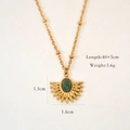 Détails et dimensions du collier pendentif en éventail doré 14K avec pierre verte - Jade Africain