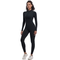 Detail van zwarte sportieve jumpsuit met lange mouwen en halve rits van stretchstof - S / Zwart