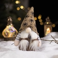 Gnome de Noël avec chapeau tricoté marron à flocons et longue barbe blanche déco - Gnome au Chapeau Marron A
