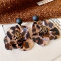 Dettaglio orecchini a fiore con stampa leopardata in acetato, rosa dorata e perno nero opaco - 13# Perno in argento sterling 925 - Oro Caffè - Fiore
