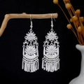 Orecchini tradizionali Hmong con lunghe nappe argentate e motivi floreali in metallo - E5742-2 (Nappa Dritta Fiore Vintage) / Argento
