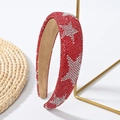 Macro-opname van rode hoofdband met zilveren strass-sterren op gouden standaard - Strass Rode Ster