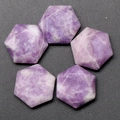 Polierte sechseckige sternförmige lila Kristalle in einem natürlichen Amethyst-Set - Lilastein