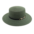 Détail du chapeau de paille vert foncé avec ruban noir et boucle dorée élégante - Vert Foncé