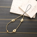 Dettaglio del laccetto per cellulare dorato con strass su pietra beige testurizzata - Stile con 3 Perle Barocche Oro (K3008)