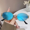Ovale goldene Metall-Sonnenbrille mit blau verspiegelten Gläsern in einer Hand gehalten - Goldener Rahmen Blau Verspiegelt