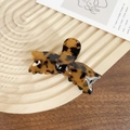 Pince à cheveux papillon en acétate écaille de tortue sur un plateau en bois chic - Écaille de Tortue Café 8CM