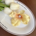 Barrette orchidée jaune artificielle avec perle centrale posée sur une assiette décorative - 25# Cymbidium Jaune