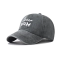 Détail de la broderie Soccer MOM et de l'icône de football sur casquette gris foncé - Soccer Vert Armée