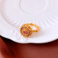 Dettaglio anello vintage in oro a farfalla con zircone rubino e smalto colorato a mano - Stile Filigrana Pietra Rossa Vintage
