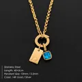 Collar de acero inoxidable chapado en oro de 14K con dije inicial D y cristal azul - Letra D