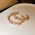 Goldene große Creolen mit rosa Strass-Schmetterling auf einem weißen Keramiktablett - Gold Rosa Schmetterling