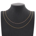 Collier double couche en acier inoxydable doré avec petites perles violettes sur support - Violet