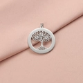 Primer plano detallado del colgante Árbol de la Vida plateado sobre tela rosa suave - Color Acero