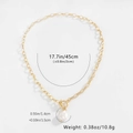 Detalle de collar de perlas barrocas con cierre OT dorado y dimensiones de cadena 45cm - Dorado