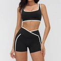 Ensemble de yoga noir avec liseré contrasté blanc, short taille V et brassière - S / Ensemble Brassière Col Carré & Short / Noir Premium