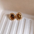 Vue détaillée des boucles d'oreilles créoles plaquées or 14k avec pierres œil de tigre - Or-Café Foncé (Tige d'oreille en argent sterling 925)