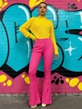 Pantaloni a zampa rosa a vita alta in tessuto elasticizzato abbinati a un maglione giallo - S / Rosa Rosso