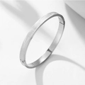 Bracelet LOVE en acier titane avec gravure géométrique et fermoir à cliquet - Couleur Acier