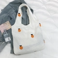 Detail der weißen Teddy-Tragetasche mit Orangenstickerei auf gestepptem Hintergrund - Plüsch Weiße Orange Muster Tasche