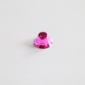 Détail macro d'une cloche en plastique rose de 2,1 cm avec découpe en forme de cœur - 21mm / Rose rouge