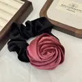 Eleganter übergroßer Samt-Rosen-Haargummi in Vintage-Altrosa und Schwarz - Purpurrot